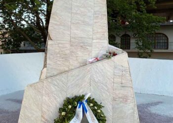 Κατάθεση στεφάνου από την ΟΒ Αγρινίου του ΜέΡΑ25 στο μνημείο των 120 στο Αγρίνιο