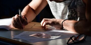 Πανελλήνιες 2021: Χτυποκάρδια έξω από τα σχολεία (videos)