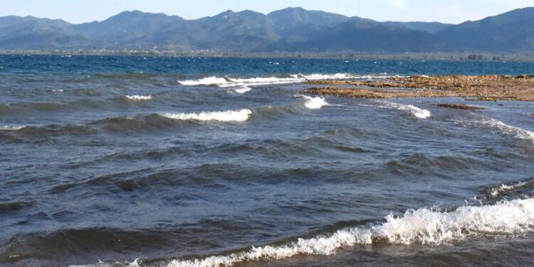 Η λίμνη Τριχωνίδα φόρεσε τα «φθινοπωρινά» της (φωτο & video)