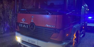 Νεάπολη Αγρινίου: Στο νοσοκομείο δύο άτομα μετά από εκτροπή αυτοκινήτου σε χωράφι (φωτο)