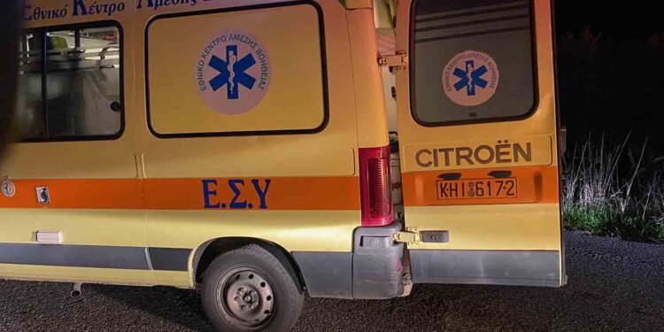 Νεάπολη Αγρινίου: Στο νοσοκομείο δύο άτομα μετά από εκτροπή αυτοκινήτου σε χωράφι (φωτο)
