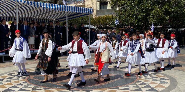Η παρέλαση της 25ης Μαρτίου στο Αγρίνιο (πλούσιο φωτορεπορτάζ)