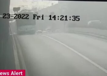 Ρουμανία: Βίντεο – ντοκουμέντο από τη στιγμή που το λεωφορείο κολλάει στην αψίδα