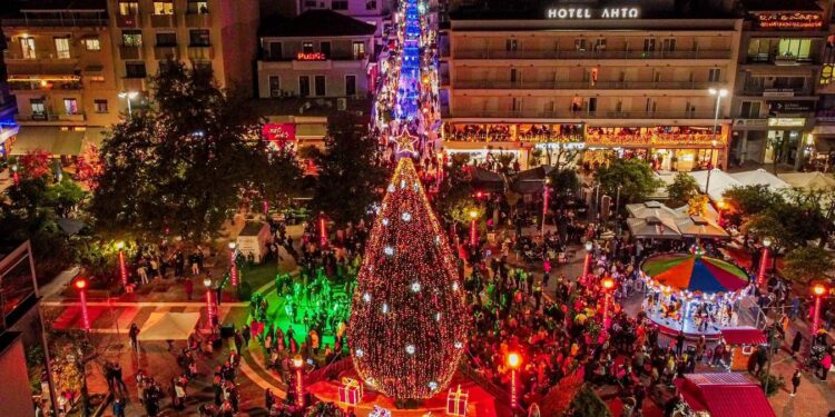 Φωταγωγήθηκε το χριστουγεννιάτικο δένδρο στο Αγρίνιο (φωτο)