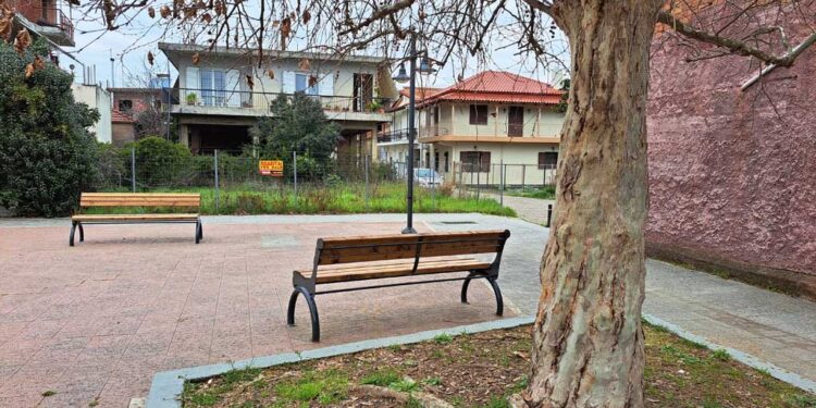 Δήμος Αγρινίου: Νέα παγκάκια και συντήρηση της πλατείας στο Καινούργιο