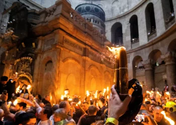 Άγιο Φως: Με λαμπρότητα η τελετή Αφής στα Ιεροσύλημα – Το απόγευμα φτάνει στην Ελλάδα