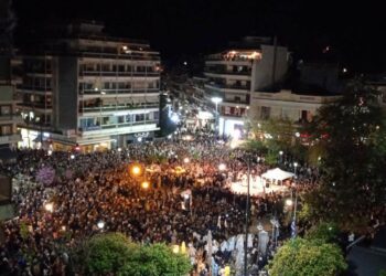 Το Αγρίνιο βίωσε την κορύφωση του Θείου Δράματος – Η συνάντηση των Επιταφίων (φωτο-video)