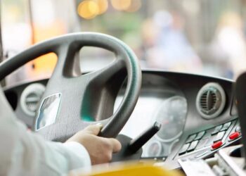 Συνελήφθη οδηγός σχολικού λεωφορείου με 40 μαθητές – Δεν έχει δίπλωμα
