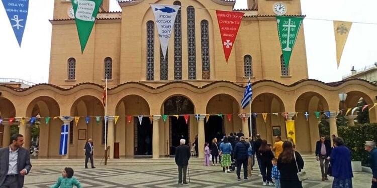 Πλήθος πιστών στον Ιερό Ναό Αγίου Χριστοφόρου Αγρινίου (φωτο)