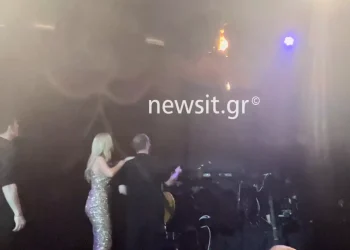 Φωτιά στη σκηνή ενώ τραγουδούσαν Θεοδωρίδου – Κακοσαίος στη Θεσσαλονίκη – Βίντεο ντοκουμέντο