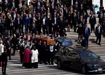 Κηδεία Σίλβιο Μπερλουσκόνι: Χιλιάδες Ιταλοί αποχαιρέτισαν τον Καβαλιέρε (video)