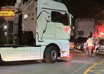 Αγρίνιο: Γάμος με νταλίκες και κόρνες, συνόδεψαν κομβόι τον γαμπρό (video)