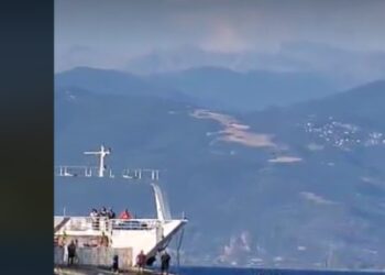 Ρίο: Παρασύρθηκαν στα ανοιχτά με το «στρώμα» – Φώναζαν βοήθεια (video)