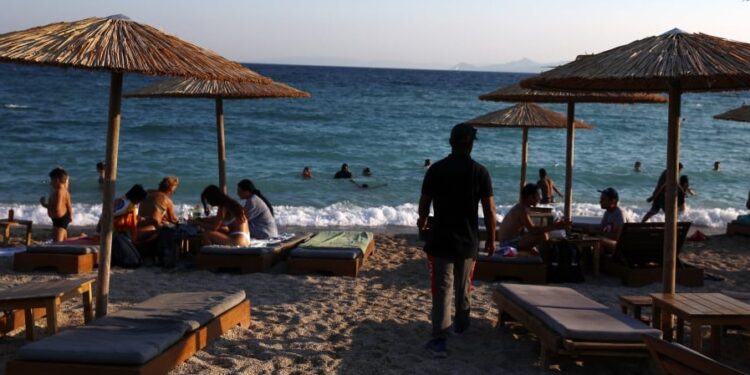 «Έτρωγε παστίτσιο, δεν τάιζε το παιδί»: Νέα εκδοχή από το beach bar για την καταγγελία μητέρας