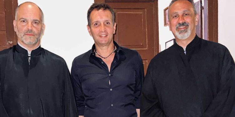 Ο Μεσολογγίτης Λευτέρης Δακαλάκης στην Τήνο με τον Δημήτρη Μπάση