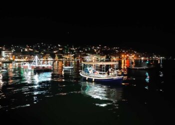 Αμφιλοχία: Η βαρκαρόλα γέμισε χρώματα και μελωδίες την παραλία (φωτο & video)