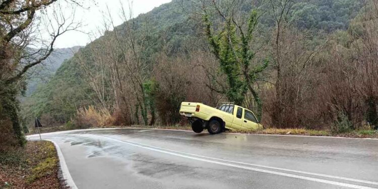 Εκτροπή οχήματος στη Ραΐνα Αγρινίου – Σώος ο οδηγός (φωτο)