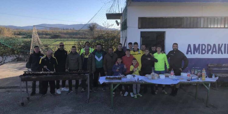 Αμβρακικός Λουτρού: Έκοψε την πίτα του με μπάρμπεκιου στο γήπεδο (φωτο)