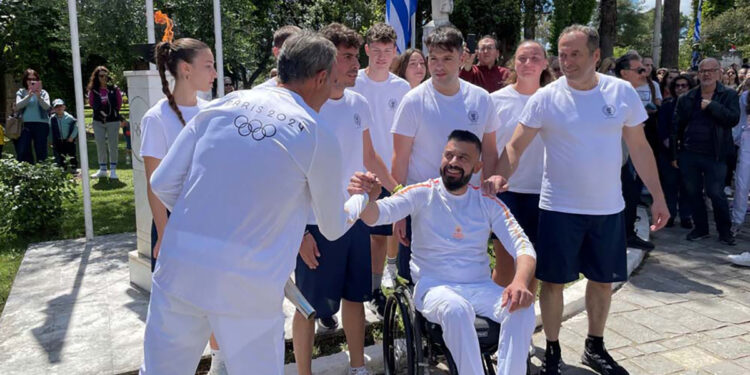Μεσολόγγι: Η Ολυμπιακή Φλόγα στον Κήπο των Ηρώων (φωτο)
