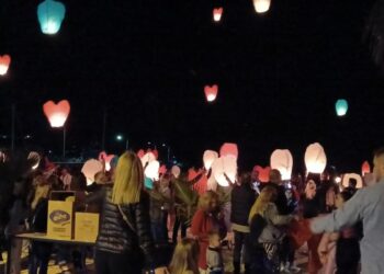 Αστακός: ”Νύχτα ευχών” με ιπτάμενα φαναράκια να μεταφέρουν ευχές των παιδιών (φωτο)