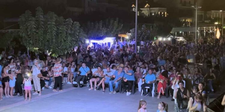 Με επιτυχία η συναυλία του Χρήστου Μενιδιάτη στον Αστακό (φωτο)