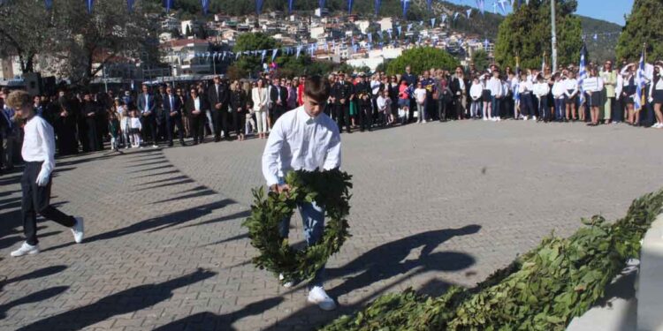 Αμφιλοχία: Η κατάθεση στεφάνων για την 28η Οκτωβρίου (φωτο)