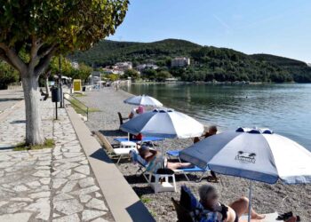 Καλοκαίρι και τον Οκτώβριο στο Μενίδι Αμφιλοχίας… ακόμα κάνουν μπάνια (φωτο)