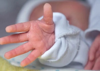Νέα Ιωνία: Η σύζυγός τον κατήγγειλε για ενδοικογενειακή βία κι εκείνος άφησε μόνο του στο σπίτι το 5 μηνών μωρό τους (video)