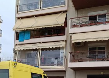 Θεσσαλονίκη: Μαχαίρωσε τη σύζυγό του και πήδηξε από τον 2ο όροφο (video)