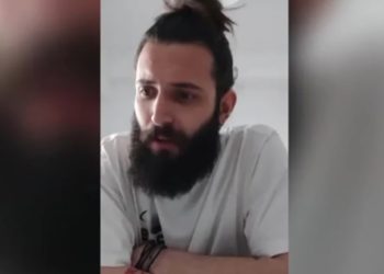 Θεσσαλονίκη: Τραυματίας των Τεμπών προσήχθη από αστυνομικούς στην πορεία (video)