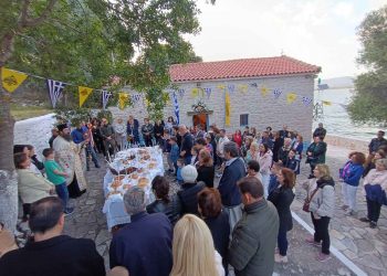 Αμφιλοχία: Εσπερινός με πλήθος κόσμου στο εξωκλήσι του Ιερού Ναού Αγίου Γεωργίου (φωτο)