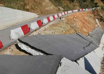 Κατέρρευσε ολοκαίνουριος δρόμος των 15 εκατ. ευρώ στη Θεσσαλία λίγο πριν παραδοθεί – Παρέμβαση Εισαγγελέα (video)
