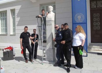 Συντήρηση των μαρμάρινων προτομών έξω από την Δημοτική Πινακοθήκη Μεσολογγίου από σπουδαστές του ΣΑΕΚ (φωτο)