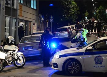 Πάτρα: Απειλούσε να πηδήσει από το μπαλκόνι με το μόλις 1,5 ετών παιδί του (video)