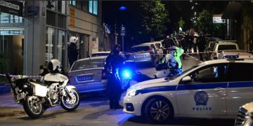 Πάτρα: Απειλούσε να πηδήσει από το μπαλκόνι με το μόλις 1,5 ετών παιδί του (video)