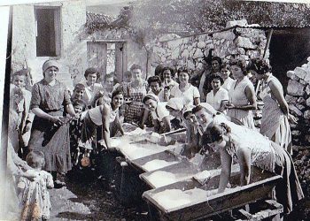 Καλύβια Αγρινίου: «Αναβίωση εθίμου – Πλύσιμο προικιών της νύφης»
