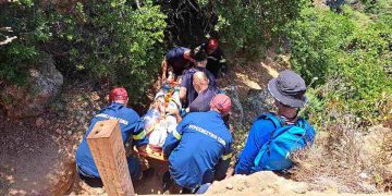 Λευκάδα: Διάσωση γυναίκας σε δύσβατο σημείο κοντά στην παραλία «Μύλος» στον Άγιο Νικήτα (φωτο)