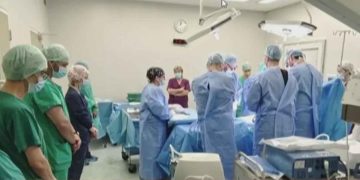 Συγκλονιστική στιγμή στο Πανεπιστημιακό Νοσοκομείο Πατρών: Οι γιατροί τιμούν τον 14χρονο Σπύρο πριν τη λήψη των οργάνων του (video)