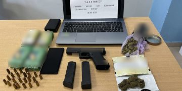 Συνελήφθη στον Πύργο επιχειρηματίας για ενδοοικογενειακή βία, κατοχή ναρκωτικών και όπλων