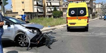 Αγρίνιο: Σφοδρή σύγκρουση αυτοκινήτων στη διασταύρωση οδών Πανεπιστημίου – Αγίου Ιωάννη Ρηγανά (φωτο)